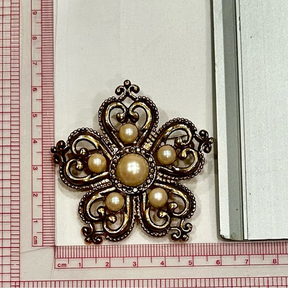 Vintage Gold Tone Brooch - Picture 3 of 4